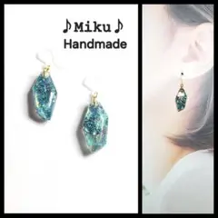 No.1319-C　ホログラム☆ブラック☆鉱石型ピアス・イヤリング(グリーン)