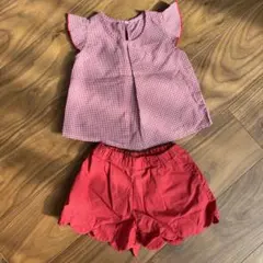 チェック柄トップスと赤いショートパンツセット