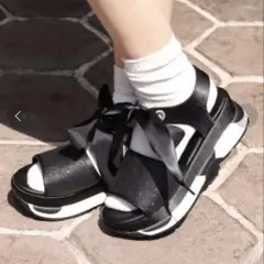 【美品】グリッターリボンサンダル　Mのサムネイル