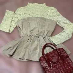 レースハイネックフリルシャツ クリーム色とピンクベージュFのサムネイル