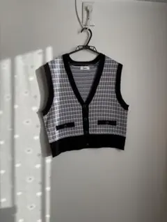 グレーと黒のチェック柄ニットベスト