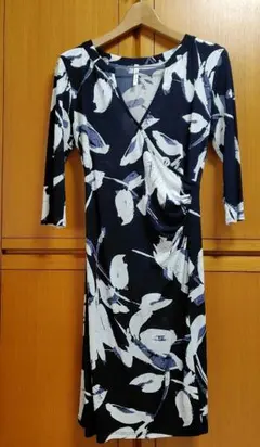 ネイビー抽象柄ラップワンピース 七分袖 ひざ丈