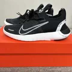 新品 NIKE ナイキ ランニングシューズ フライニット スニーカー 黒 24