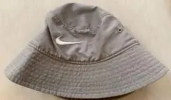 Nike UPF 40+ あご紐付き帽子グレー　キッズのサムネイル