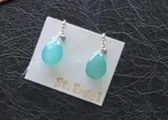 エメラルドグリーンのドロップ型イヤリング St. Engel