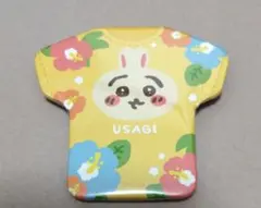 ちいかわ シーサーのおみやげやさん Tシャツ型缶バッチうさぎ