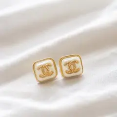 ココマーク　ピアス　ホワイト　ゴールドのサムネイル