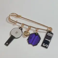BTS ピンブローチ ロゴ アミボム　チャームのサムネイル