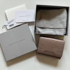 【最終お値下げ】CHARLES&KEITH クロコ型 ピンク 三つ折り財布