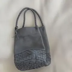 小ぶりのレザーバッグ