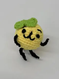 リボンをつけた黄色のキャラクター 編みぐるみ キーホルダー