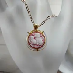 ストーンカメオレッド　イヌとネコのデザインペンダントトップ　SV925素敵な逸品