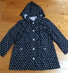 水玉模様のフード付きレインコート