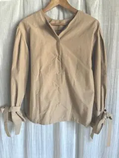 ベージュ　ノーカラーブラウス　Lakole リボン　前後着用可能