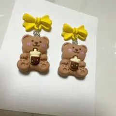 クマと黄色リボンのハンドメイドピアス