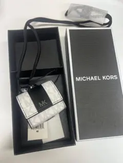 MICHAEL KORS AirPodsケース ホワイト/ブラック