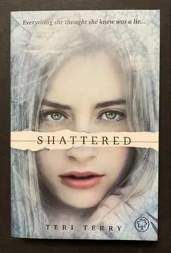 Shattered by Teri Terry（英文）