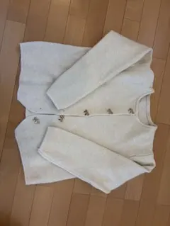 クリーム色 ボタン付きカーディガン