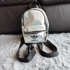 adidas ホログラムリュック