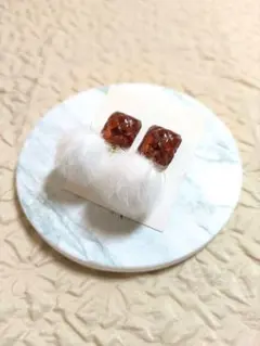 ファーと琥珀色樹脂のピアス