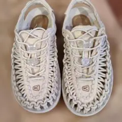 KEEN UNEEK サンダル キナリ 22.5cmのサムネイル