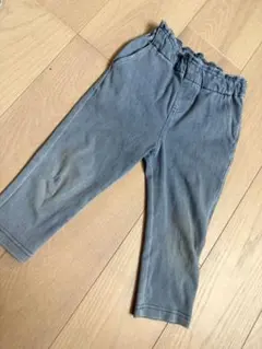 デニムパンツ　右膝少し破れあり