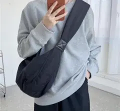 ショルダーバッグ　軽量　2way シンプル　ホワイト　白　ファスナー付き　三日月