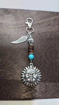 【113】ターコイズとウッドビーズのチャーム　キーホルダー　太陽　ハンドメイド