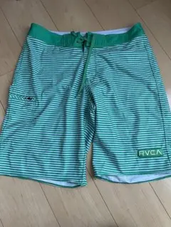 RVCA 緑と白のストライプ水着　32