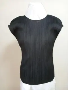 PLEATS PLEASE ISSEY MIYAKE トップス ブラックのサムネイル