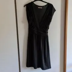 黒いVネック半袖ひざ丈ワンピースのサムネイル