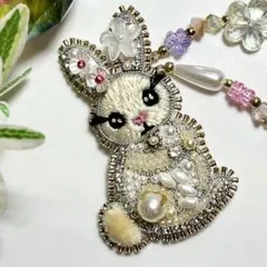 い*ご様 ビーズ刺繍ブローチ&チャーム♡雪うさぎ♡ハンドメイド