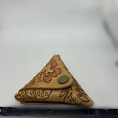 ハンドメイド レザー 三角コインケース カービング