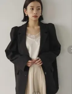 AIC. ギャザーショルダーバックスリットジャケット