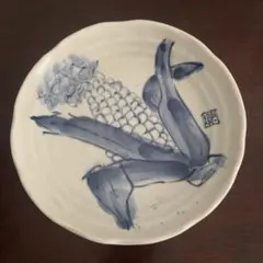 青い絵柄の陶磁器製丸皿