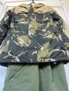 Burton 子ども用迷彩スノーボードウェア150