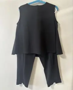 黒 フレアトップスとストレートパンツのセットアップ