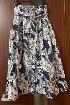 ZARA ボタニカル柄 ハイウエスト フレアスカート ネイビー ベルト付きのサムネイル