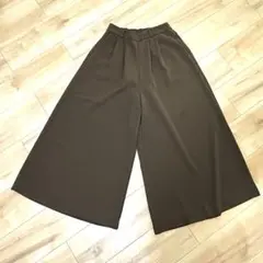 カーキのフレアパンツ