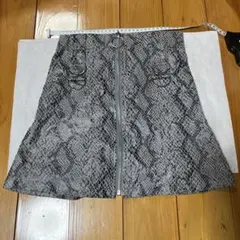 ヘビ柄タイトスカート グレー系