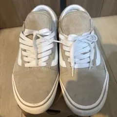 グレー スニーカー