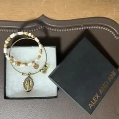 【アレックス アンド アニ】2本set マリアチャーム&ホワイトビーズバングル