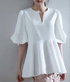 み*け様 SAISON DE PAPILLON♡パール付きキーネックブラウスのサムネイル