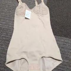 ブラ付きベージュボディスーツ