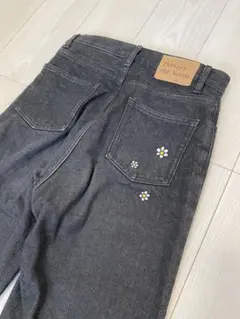 美品☆W.W.G ダークグレー ワイドレッグデニム フラワーデザインのサムネイル