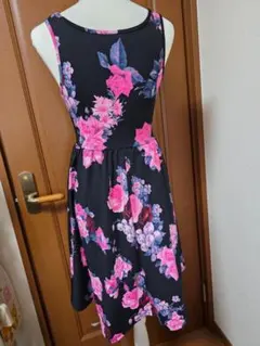 SHEIN 花柄 ノースリーブ ワンピース ブラックのサムネイル