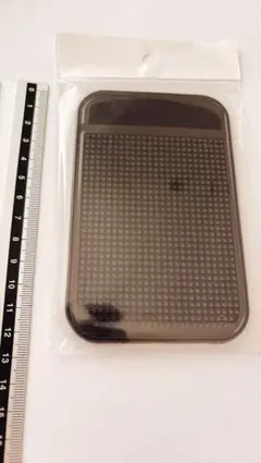 新品未開封★スマホ　滑り止めラバーマット　黒1枚　車内用等のサムネイル