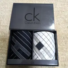 Calvin Klein 紺地と白地の柄ハンカチ2枚セット 新品 箱付入り