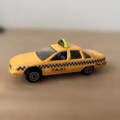 タクシー　ミニカー 黄色 チェック柄　車　おもちゃ　玩具