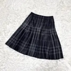 BURBERRY LONDON ひざ丈フレアスカート　メガチェック　黒　光沢